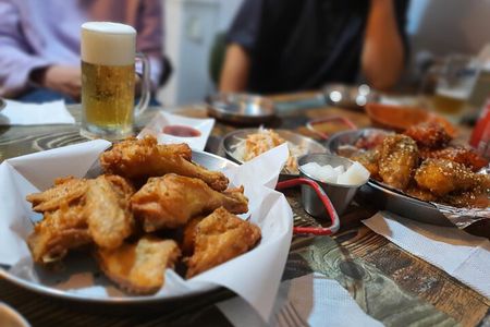 Seoul: Korean Chicken & Beer Night Tour with Local Hidden Gems