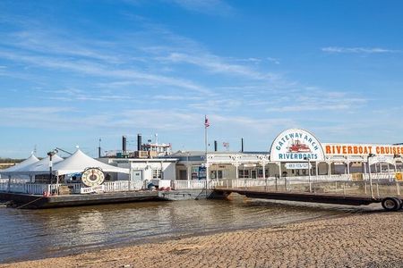 Best of St. Louis Small Group Tour w/St Louis Arch & River Cruise