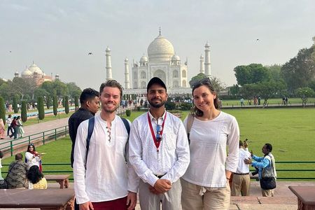 Agra Overnight Tour With Taj Mahal and Fatehpur Sikri
