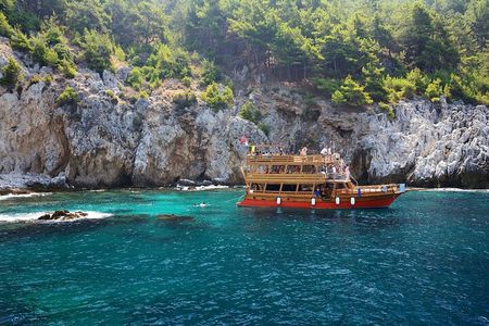 Alanya Coastal Relaxing Boat Trip with Lunch and Drinks