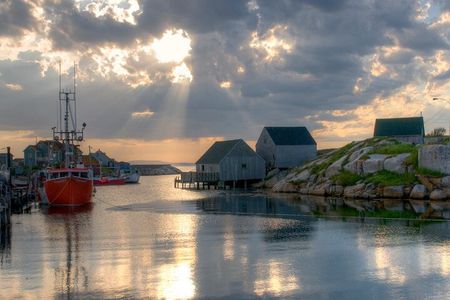 Half Day Small Group Tour in Peggy's Cove and Titanic Cemetery
