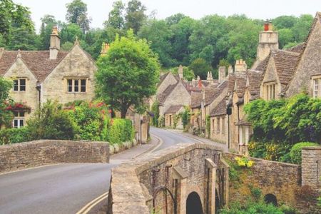 Stonehenge and Cotswold Villages Full-day Tour from Bristol