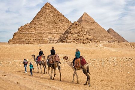 Cairo Daytrip the Pyramids, Egyptian Museum & lunch from Hurghada