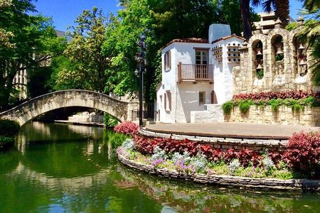 Walking Tour Along the San Antonio Riverwalk And Around Downtown