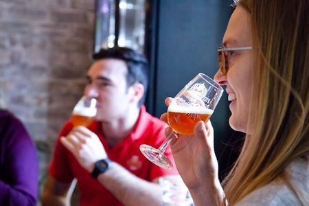 Edinburgh: Pubs & History Walking Tour with Beer Tasting