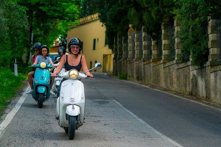 Chianti Vespa Tour with Lunch from Florence & E-car Option 