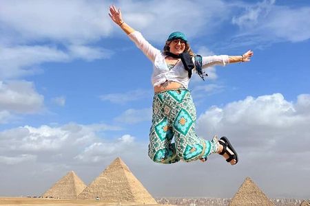 8-Hour Private Tour of the Pyramids, Egyptian Museum and Local Bazaar from Cairo