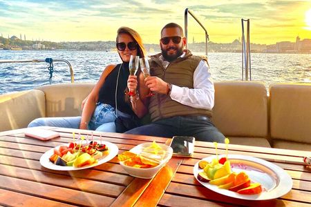 Sunset or Daytime Istanbul Guided Luxury Yacht Cruise with Snacks