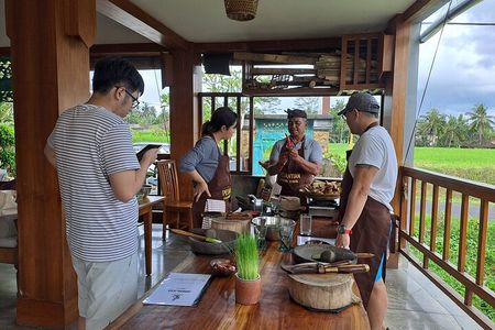Private Balinese Cooking Class in Ubud at Santika's Home 