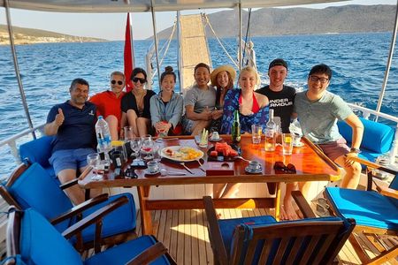 3-Hour Private Sunset Boat Tour With Dinner in Bodrum