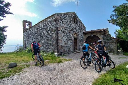 Valtenesi bike tour with lake view and wine tasting from Moniga