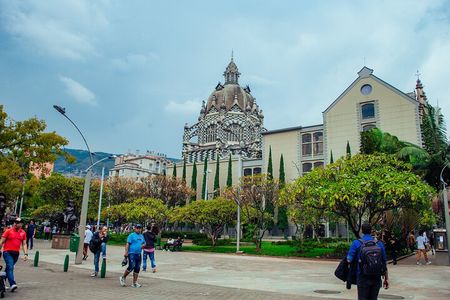 City tour Medellin + Comuna 13 + Graffititour Paisa for a day