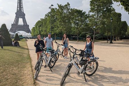 Private Paris E-bike city highlights tour