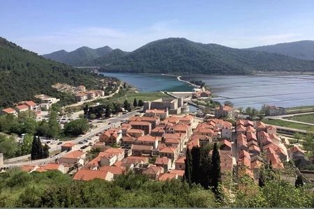 Ston Tour: City Walls, Saltworks, Wine & Adriatic Seafood