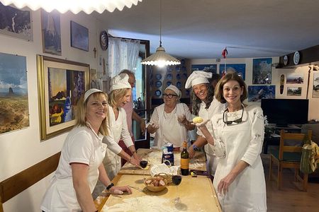Cooking class in Tuscan Villa near Cortona