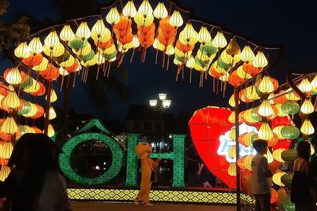 Hoi An Private Walking Tour , Night Market and Sampan Boat Ride