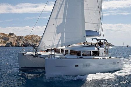 Santorini Cruise Port: 4-Hour Private Luxury Caramaran Cruise