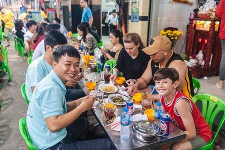 Private Hoi An Street Food Tour By Motorbike/Walking With Student