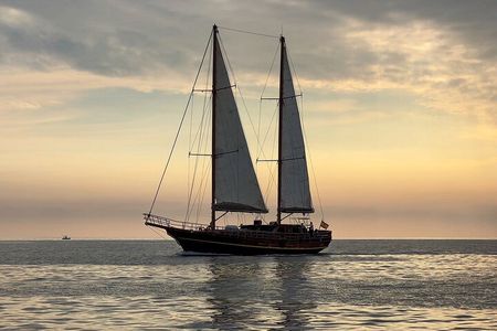 Sunset Boat Fuerteventura with DJ, Exclusive menu and Drinks