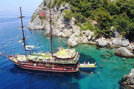 Full-Day Boat Tour in Kuşadası with Lunch and Animation