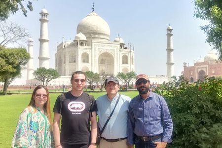 Private Taj Mahal and Agra Fort Same Day Tour from Delhi by Car