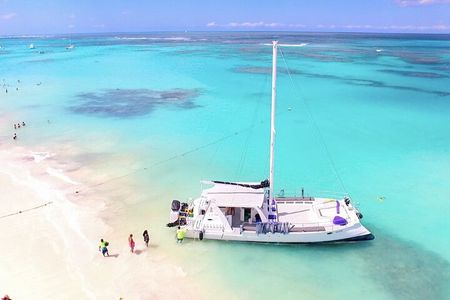 Bavaro Catamaran: Sail, Snorkel & Party with Drinks and Snacks