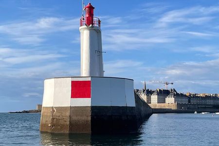 Saint-Malo: 1h30 guided boat excursion (Commented FR & EN)