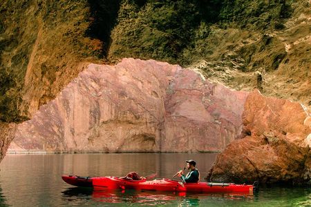 4-Hour Kayak Deluxe Tour in Emerald Cave with Catered Lunch