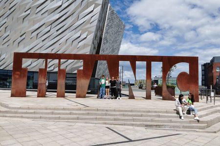 Giants Causeway Tour from Belfast in Luxury 7-seat Vehicle