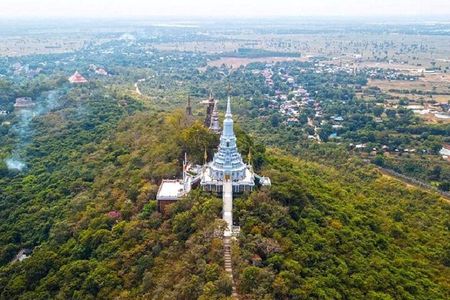 Private Oudong Temples & Phnom Prasith Tour from Phnom Penh