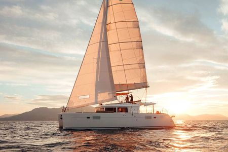 Rethymno: Sunset Catamaran Cruise with Wine and Snacks