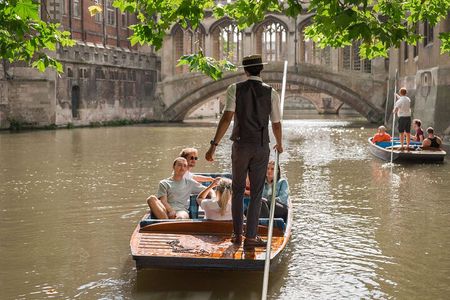 Cambridge | Alumni-Led Walking & Punting Tour w/opt Kings College