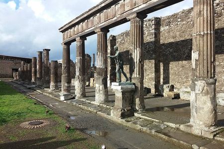 Visit Pompeii from Positano with Pizza Lunch