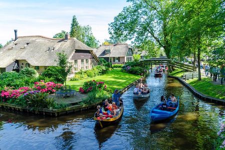Giethoorn Day Trip from Amsterdam with Cruise & Audio-Guided Walk