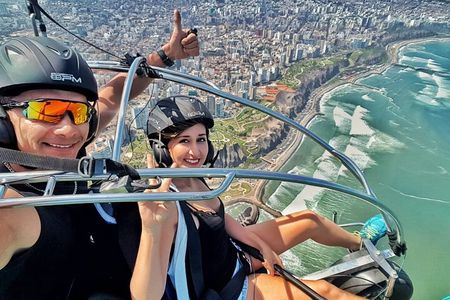  Paragliding flight along the Costa Verde Lima