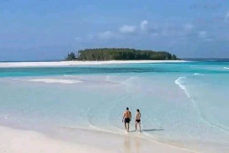 Snorkling Mnemba Island