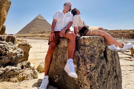 Private Day Tour to Pyramids of Giza & Egyptian Museum with Lunch