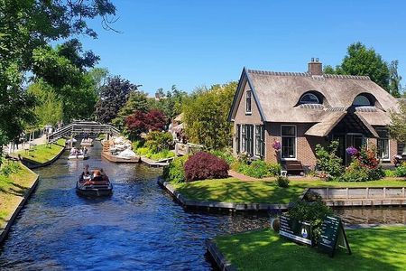 Giethoorn Day Tour from Amsterdam with Small Boat Ride