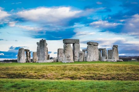 Stonehenge & the Cotswolds Including Admission from Bath