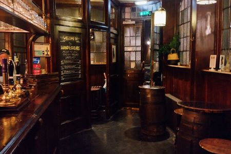 The Haunted Pubs of Old London: Small Group Tour
