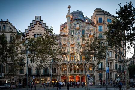Barcelona: Gaudí, Tapa, Drink & Hidden Architectural Gems