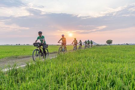 Siem Reap Countryside Sunset Bike Tour / E-Bike Available 