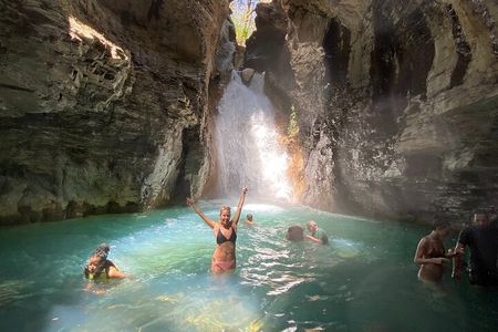 La Leona Waterfall Adventure Hike (Group Tour) 