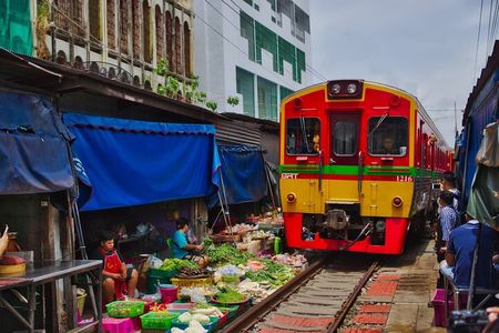 Private Floating Market and Maeklong Railway Market Day Tour 