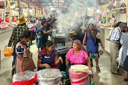 Sunday Market Tour in Tlacolula de Matamoros 
