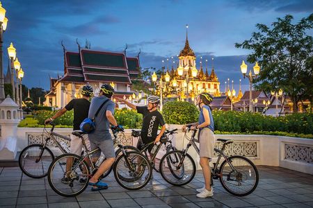 Bangkok: Night Bike Tour with Temples & Flower Market Visit