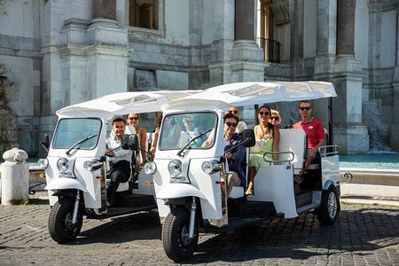 Private Electric Tuktuk Tour of Rome with Prosecco and Pickup