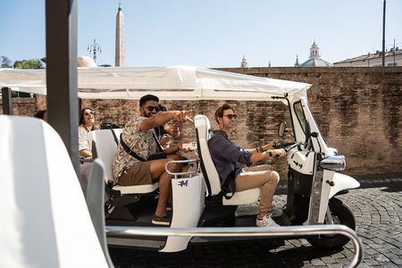 Private Electric Tuktuk Tour of Rome with Prosecco and Pickup