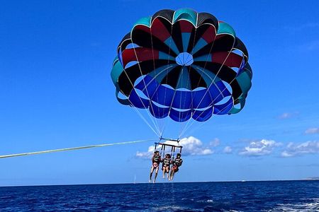 Waikiki: Parasailing in Hawaii 