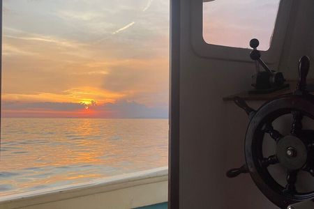 2-Hour Sorrento Coast Sunset Cruise with Dinner Experience